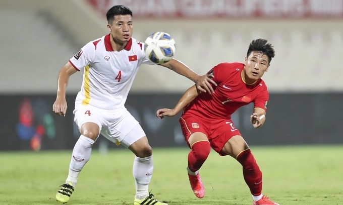 Tiến Dũng trong một tình huống tranh chấp với cầu thủ Trung Quốc ở lượt trận thứ 3 vòng loại World Cup 2022.