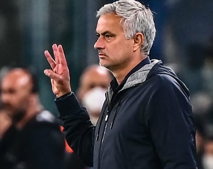 Hành động khiêu khích của Mourinho nhắm về cổ động viên Juventus.