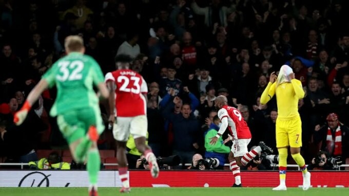 Cầu thủ Arsenal ăn mừng nhờ thoát thua phút chót.