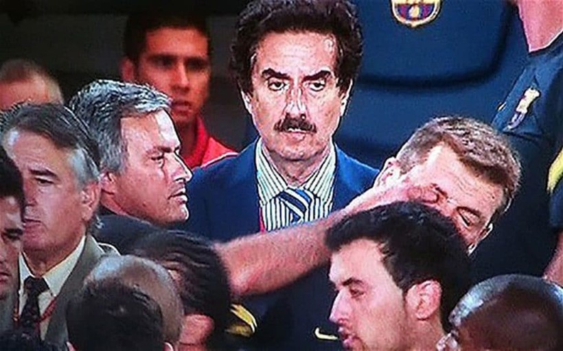 Khoảnh khắc Mourinho chọc tay vào mắt Vilanova.