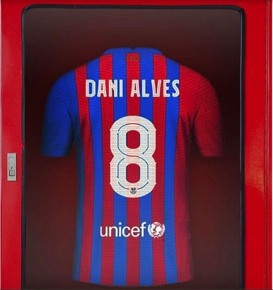 Alves mang áo số 8 lần trở lại Barca.