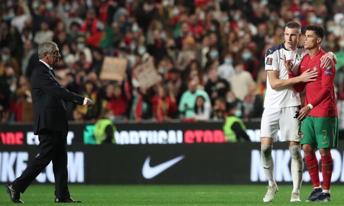 HLV Fernando Santos bênh vực Ronaldo dù bị học trò tỏ thái độ.