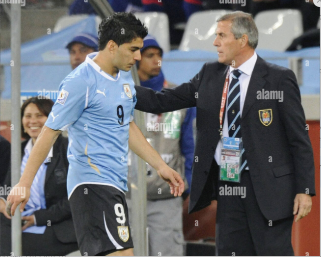 HLV Oscar Tabarez, thầy của chân sút Suarez đã bị Uruguay sa thải.