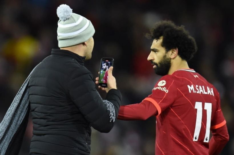Salah nổi cáu và từ chối chụp hình với anh chàng cổ động viên quá khích.