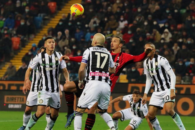 Giữa vòng vây 3 hậu vệ đối phương nhưng Ibrahimovic vẫn ghi bàn.