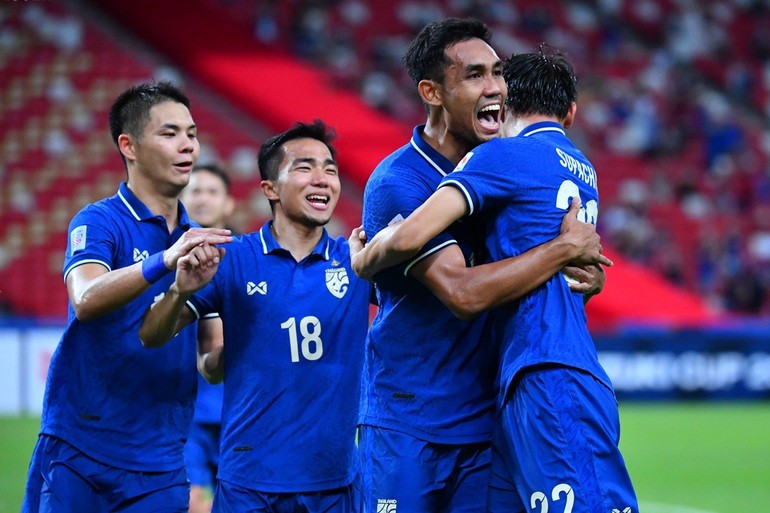 Cầu thủ Thái Lan mừng chiến thắng đậm Myanmar.