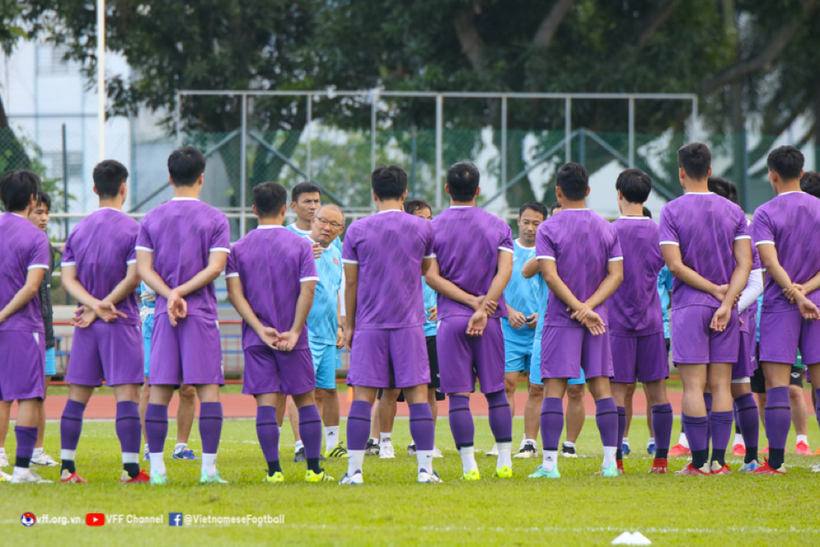 Thầy Park ra yêu cầu các tuyển thủ phải chỉ ra điểm mạnh yếu của Indonesia (Ảnh VFF).