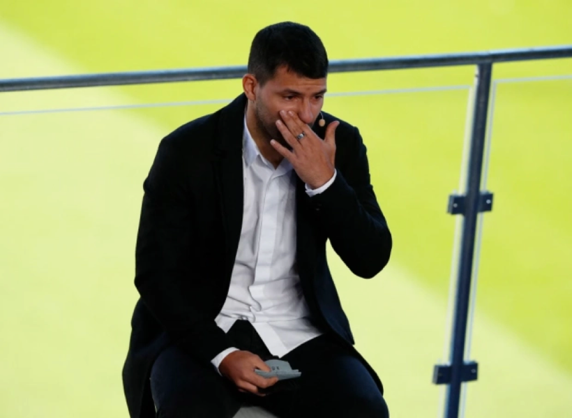 Aguero bật khóc nức nở khi nói lời giã từ nghiệp cầu thủ.