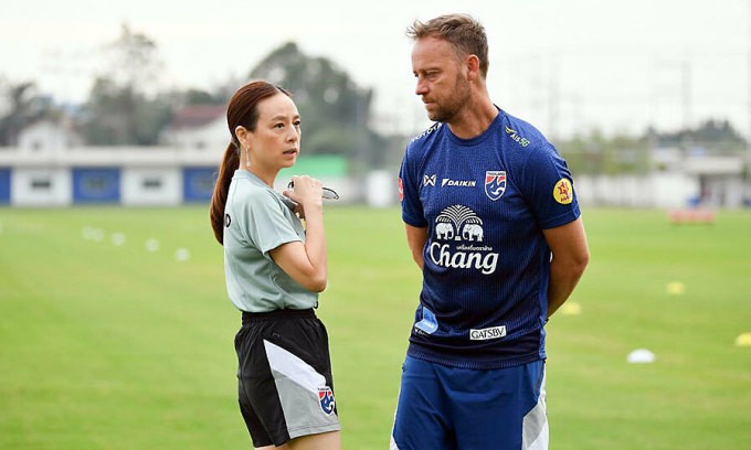 Nữ trưởng đoàn bóng đá Thái Lan Lamsam và huấn luyện viên Polking.
