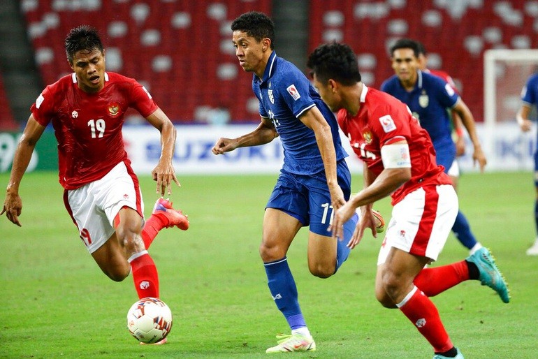 Indonesia (áo đỏ) hoàn toàn lép vế trước Thái Lan ở lượt đi chung kết AFF Cup 2020.