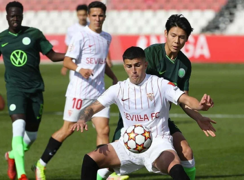Gia Huy (áo xanh) đang khoác áo đội trẻ Wolfsburg, được cho là cũng muốn cống hiến cho bóng đá Việt Nam.