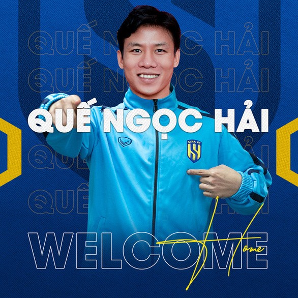 Quế Ngọc Hải hạnh phúc khi ký hợp đồng 3 năm với đội bóng Sông Lam Nghệ An. (Ảnh SLNA).