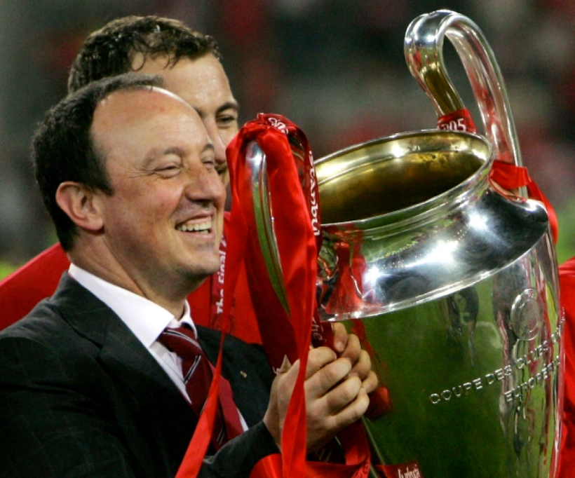 Rafa Benitez nâng danh hiệu Champions League cùng Liverpool năm 2005.