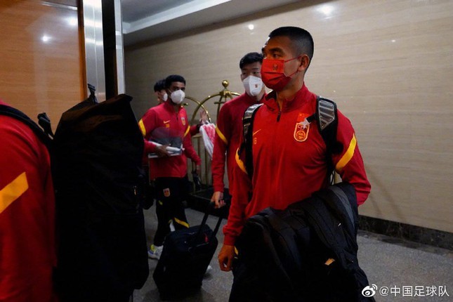 Các cầu thủ Trung Quốc về đến khách sạn lúc rạng sáng 29/1 (Ảnh Sohu).