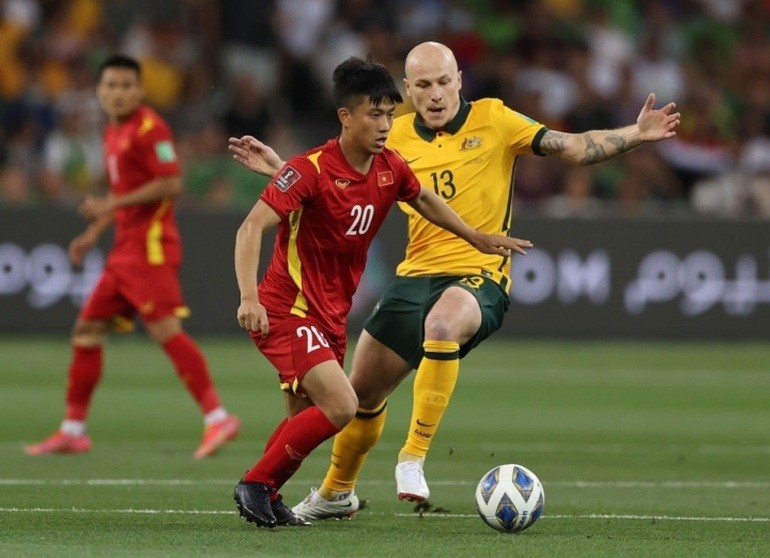 Nhận thẻ vàng khi đối đầu Australia khiến Văn Đức phải vắng mặt trận gặp Trung Quốc.