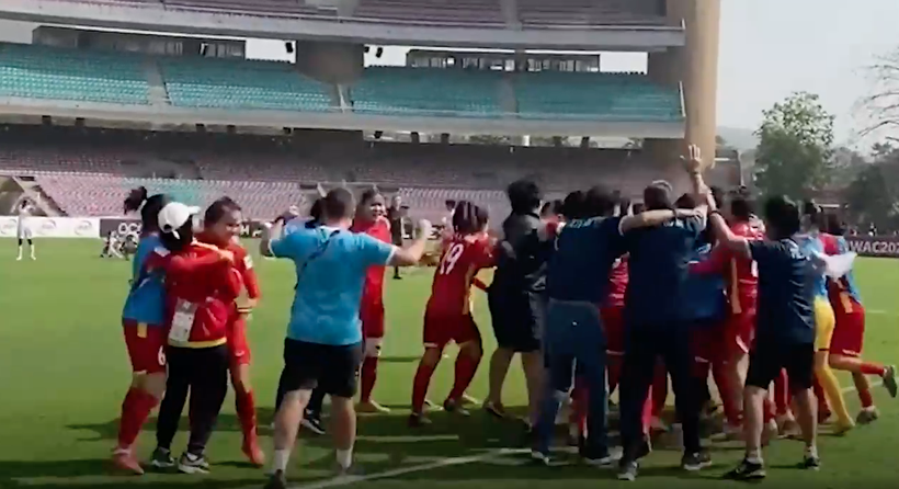 Thầy trò huấn luyện viên Mai Đức Chung mừng chiến tích lịch sử sau trận thắng Đài Loan.