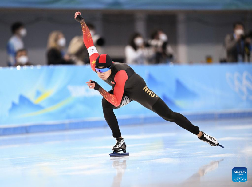 Gao Tingyu trong phần dự thi trượt băng tốc độ 500m nam tại Thế vận hội mùa đông Bắc Kinh 2022. (Ảnh Xinhua).