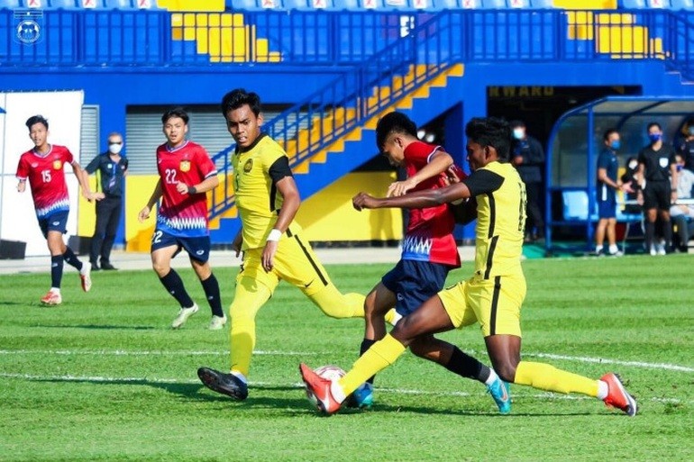 U23 Malaysia (áo vàng) thua sốc Lào ở trận ra quân bảng B giải U23 Đông Nam Á.