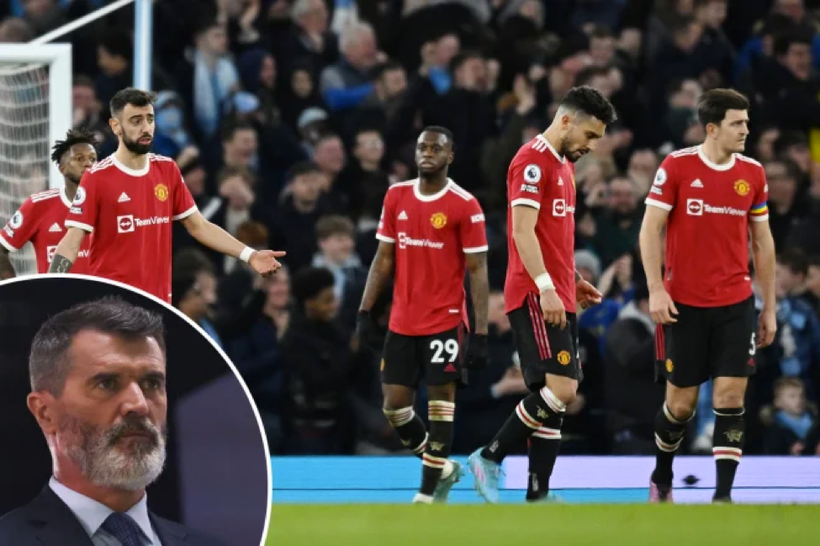 Các cầu thủ Man Utd cúi gằm mặt sau trận thua tủi hổ kình địch Man City.