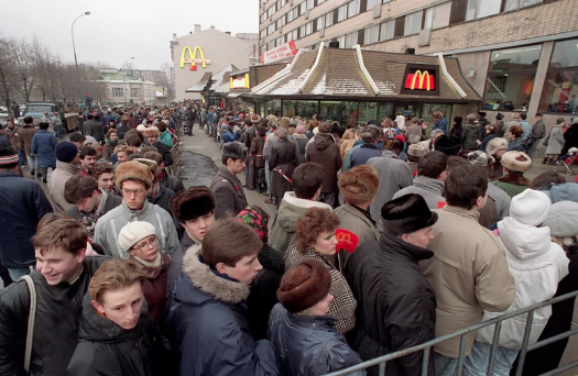 McDonald"s cho biết họ đang tạm thời đóng cửa tất cả 850 cửa hàng ở Nga. Ảnh: AP.