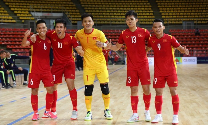 Cầu thủ Việt Nam mừng bàn gỡ hoà của Minh Trí trước Thái Lan.