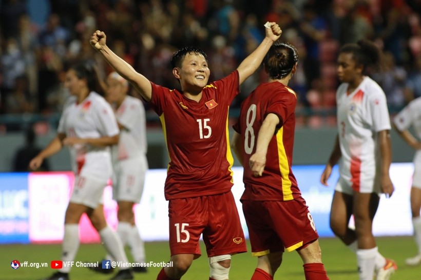 Các cô gái tuyển Việt Nam mừng chiến thắng ngược dòng trước Philippines tối 11/5.
