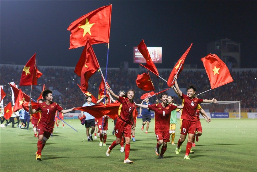 Khoảnh khắc ấn tượng khi cầu thủ nữ Việt Nam cầm cờ đỏ sao vàng chạy khắp sân Cẩm Phả.