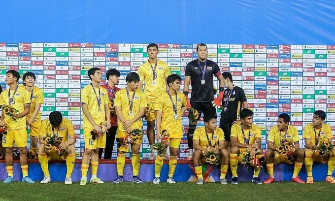Cầu thủ Thái Lan buồn bã khi nhận Huy chương Bạc.
