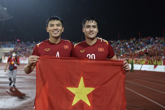 Bùi Hoàng Việt Anh (phải) được trao băng thủ quân U23 Việt Nam tại giải U23 châu Á.