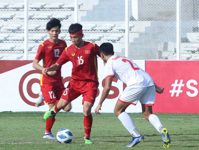 Tiền đạo Đình Bắc phải đeo băng quấn đầu trong trận thắng U19 Philippines 4-1. 