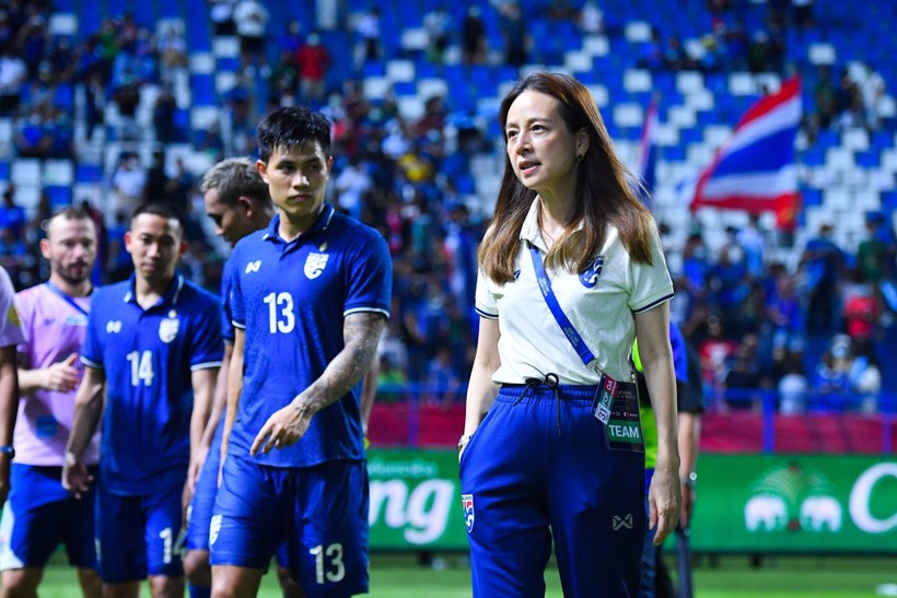 Nữ trưởng đoàn bóng đá Thái Lan Madam Pang gặp rắc rối khi trợ lý của bà có hành vi không đúng mực. 