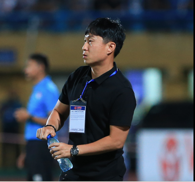 Huấn luyện viên Chun Jae-ho giúp Hà Nội FC tiếp tục chuỗi thành tích 10 năm không thua Hoàng Anh Gia Lai trên sân Hàng Đẫy. 
