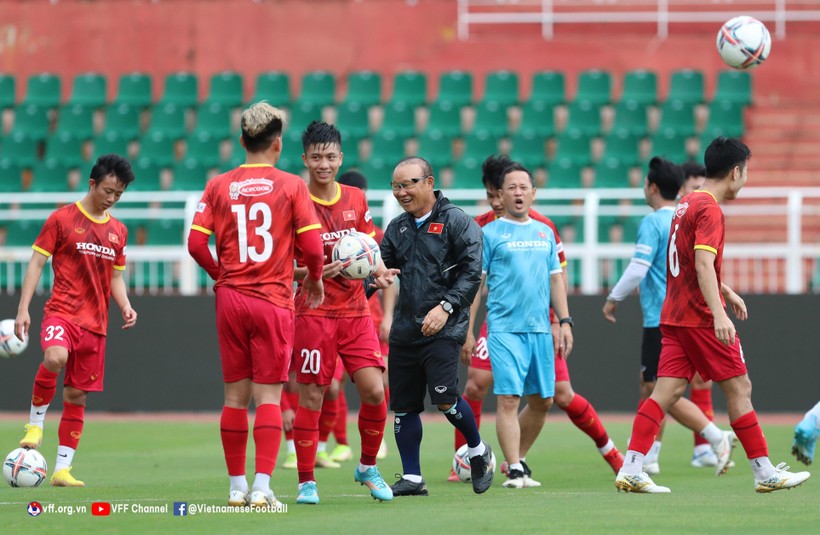 Thầy trò huấn luyện viên Park bước vào buổi tập đầu tiên hôm 17/9.