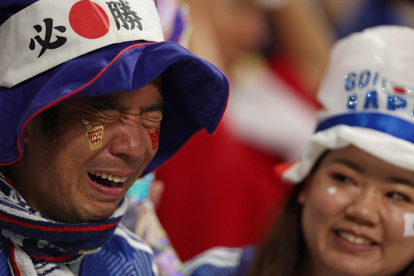 Người hâm mộ bật khóc, truyền thông Nhật Bản vỡ òa sau trận thắng Tây Ban Nha