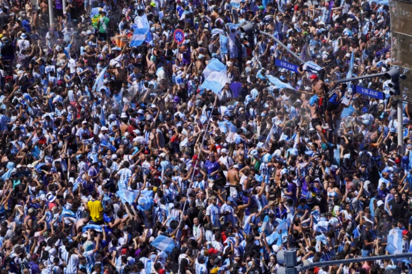 Chùm ảnh: ‘Biển’ người Argentina ‘quẩy’ suốt đêm mừng chức vô địch World Cup 
