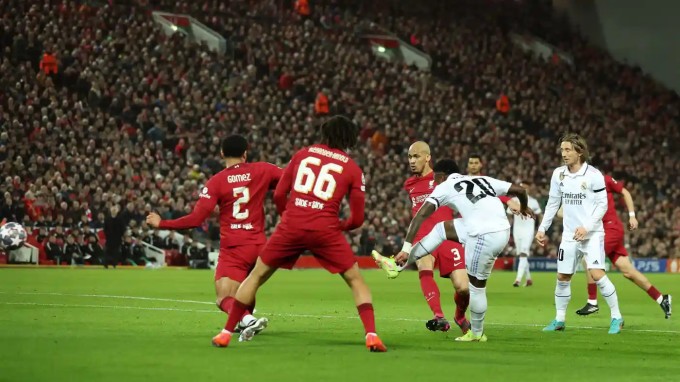 Liverpool thua sốc, Real Madrid, Napoli đặt một chân vào tứ kết Champions League