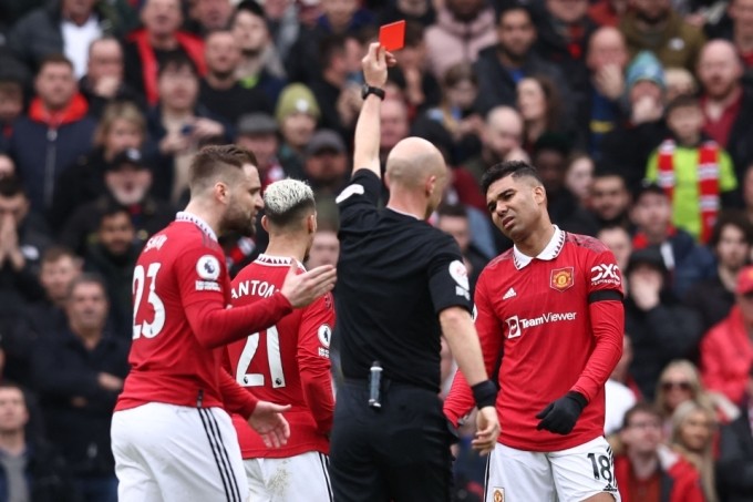 Tiền vệ Casemiro nhận thẻ đỏ… lịch sử