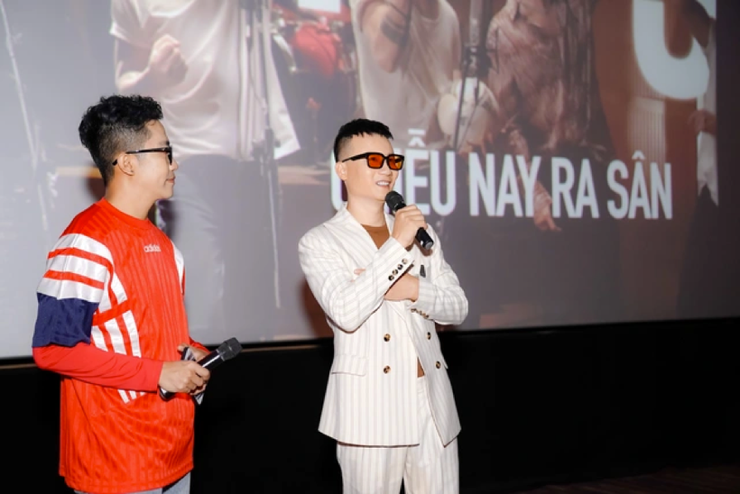 Ca sĩ, nhạc sĩ Hoàng Bách trong buổi họp báo ra mắt MV “Chiều nay ra sân”, cổ vũ tuyển Việt Nam tại Asian Cup 2023.