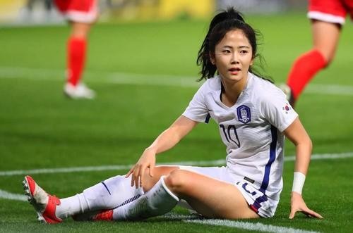 Coco Lee: Cô là một trong những cầu thủ xinh đẹp nhất của đội tuyển bóng đá nữ Hàn Quốc những năm gần đây. Với gương mặt thanh tú, xinh đẹp cô thường là tâm điểm trên sân đấu.