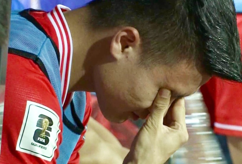 Quang Hải rơm rớm nước mắt trên băng ghế dự bị trận tuyển Việt Nam thua Indonesia 0-3.
