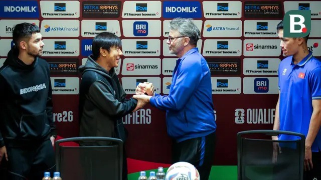 HLV Philippe Troussier và đồng nghiệp Shin Tae-yong tại vòng loại thứ hai World Cup 2026 khu vực châu Á. Ảnh: Bola