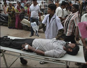 Ấn Độ: 107 người chết vì ngộ độc rượu lậu