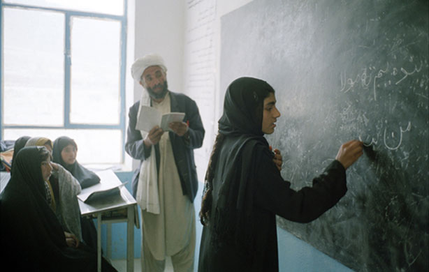 Chùm ảnh: Phụ nữ Afghanistan học chữ