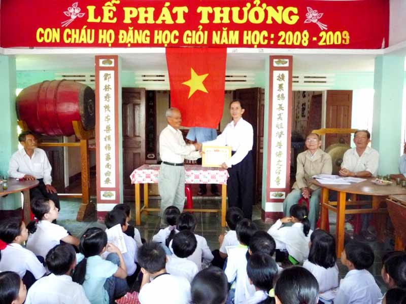 Bình Định: Hội khuyến học họ Đặng phát thưởng cho HS giỏi