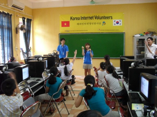 Tình nguyện viên Hàn Quốc dạy CNTT tại trường THCS Thăng Long
