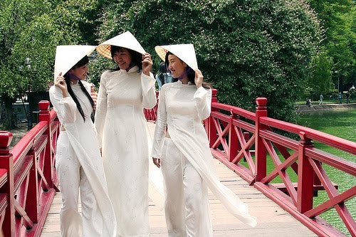 Vẻ đẹp của người phụ nữ Việt Nam xưa và nay