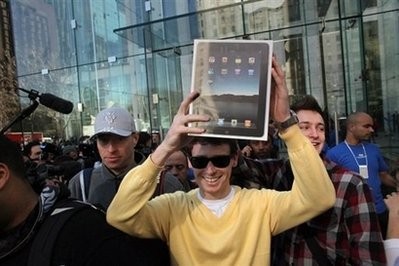 Bán iPad, giá cổ phiếu Apple lên cao kỷ lục