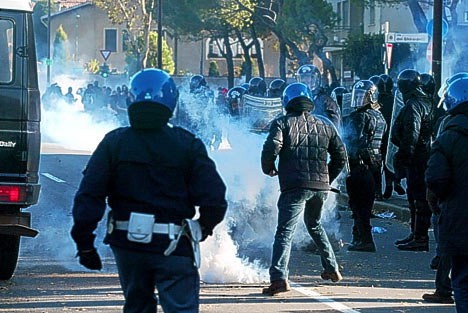Bạo lực sân cỏ lại nổ ra ở Italia