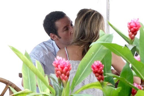 Jennifer Aniston trao nụ hôn say đắm cho Adam Sandler