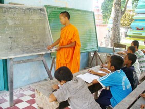 Hỗ trợ đối với giáo viên, nhà sư dạy chữ Khmer